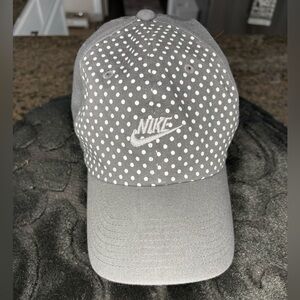 Nike Womens Polka Dot hat. Grey and white logo baseball cap
